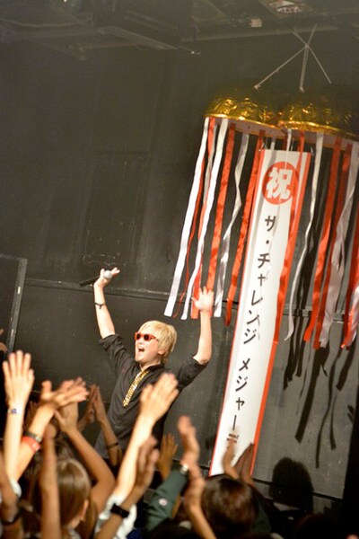 オーディエンスにメジャーデビュー決定を報告するザ・チャレンジ。