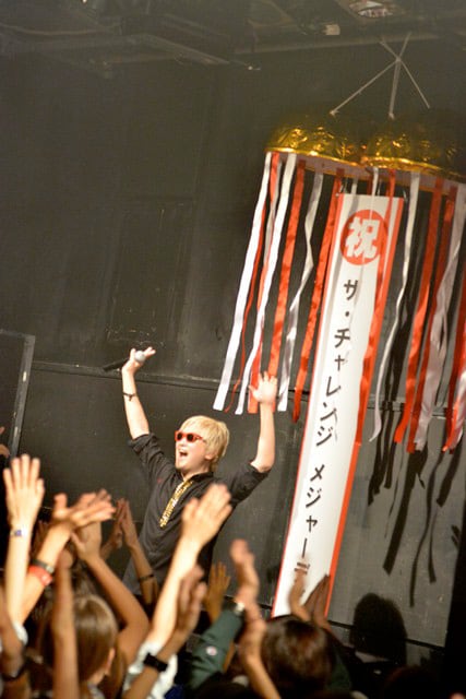 オーディエンスにメジャーデビュー決定を報告するザ・チャレンジ。