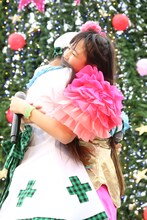 抱き合う根岸可蓮と彩木咲良。