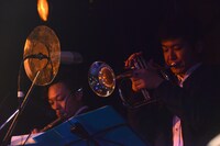 左から永田コーセー（Sax）、真砂陽地（Tp）。