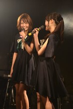 Meguが舞台袖に戻っている間、2人で前日のハロウィンパーティを振り返るKaede（左）とNao☆（右）。