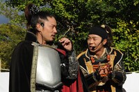 左から織田信長、豊臣秀吉。