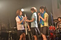 巻物を広げて重大発表をするNegicco。
