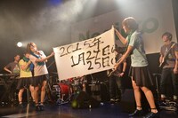 巻物をゆっくり広げるKaede（左）とMegu（右）。