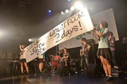 巻物でLIQUIDROOM 2DAYS開催を発表するNegicco。
