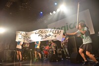 巻物の端がすっぽ抜けて慌てるMegu。