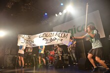 巻物の端がすっぽ抜けて慌てるMegu。