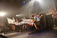 巻物の端がすっぽ抜けて慌てるMegu。