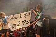 2DAYSライブの内容を巻物で発表するKaede（左）とMegu（右）。