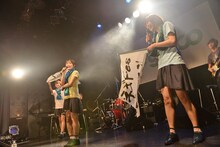 巻物を突き破ってご満悦のNao☆。