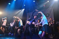 アンコール「完全攻略」ではホーン隊の2人もダンスを披露。