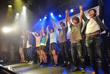 手をつないで挨拶するNegicco+NegiBand。