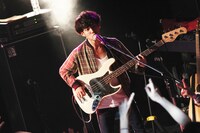 三原康司（B, Cho）（撮影：後藤壮太郎）