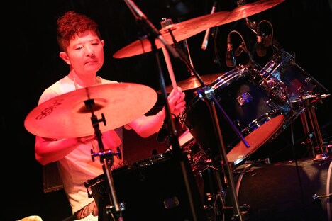 kaz.(Dr)(撮影:後藤壮太郎)