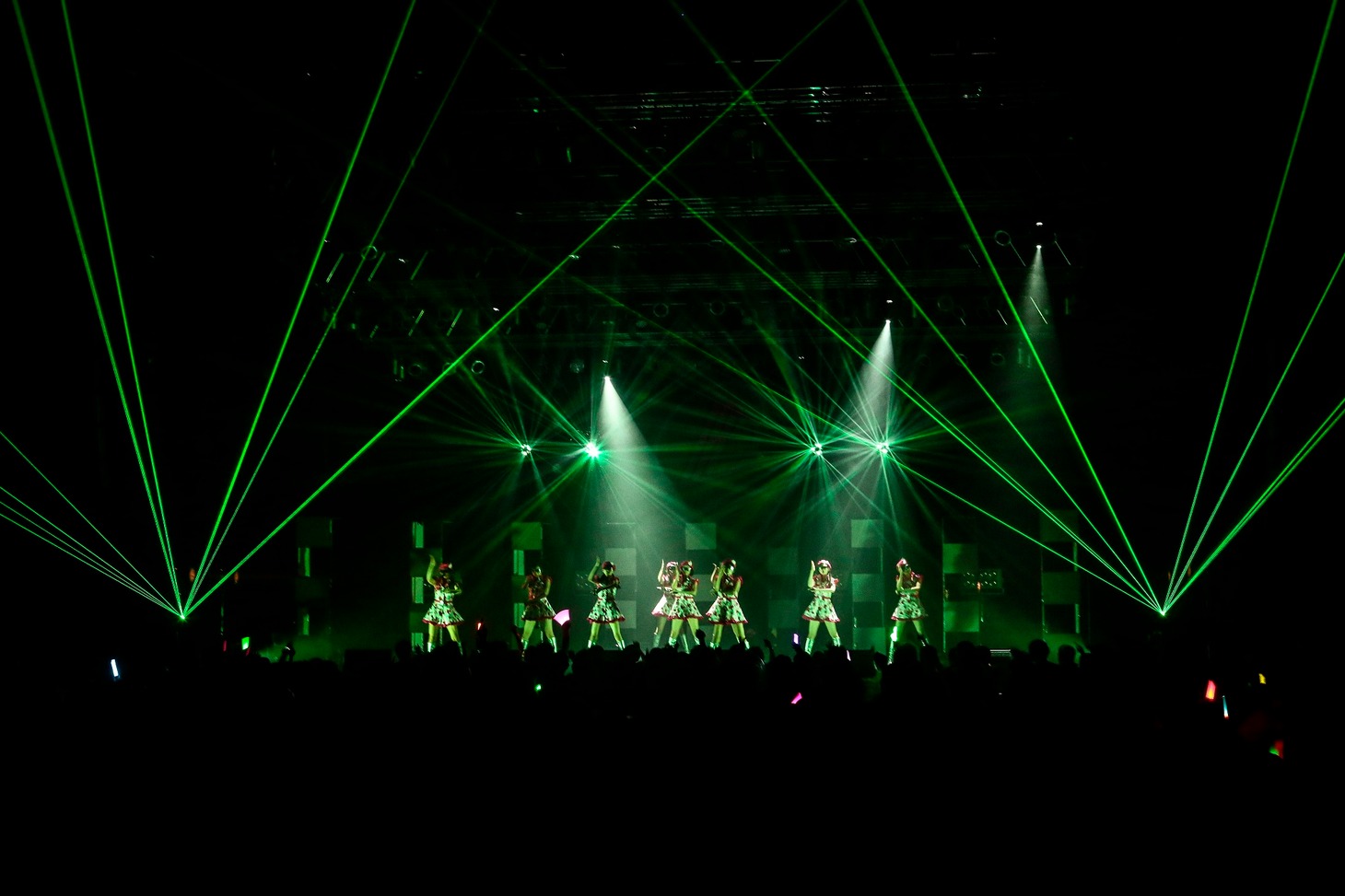 東京パフォーマンスドール 「東京パフォーマンスドール ZEPP TOUR 2014秋 ～DANCE SUMMIT”1×0”ver2.0～」大阪・Zepp Namba公演の様子。