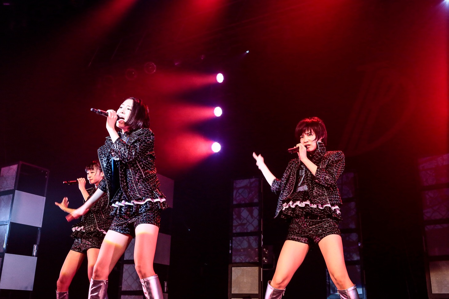 東京パフォーマンスドール 「東京パフォーマンスドール ZEPP TOUR 2014秋 ～DANCE SUMMIT”1×0”ver2.0～」大阪・Zepp Namba公演の様子。
