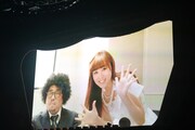 エビ中の“校長”こと藤井マネージャー（左）と清美咲（右）。