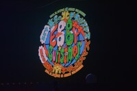 スクリーンに映された「エビ中 真冬の北半キュリスマス」「エビ中 真冬の南半キュリスマス」ロゴ。