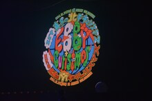 スクリーンに映された「エビ中 真冬の北半キュリスマス」「エビ中 真冬の南半キュリスマス」ロゴ。