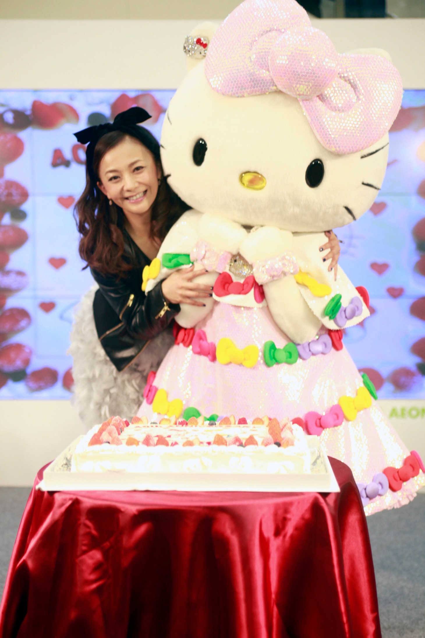 左から華原朋美とハローキティ。