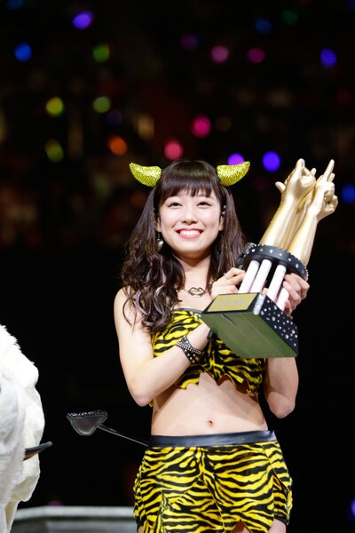「AKB48グループ じゃんけん大会 2014 ～拳で勝ち取れ！1/300 ソロデビュー争奪戦～」でトロフィーを掲げる渡辺美優紀。 (c)AKS