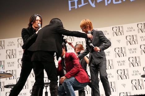 亀田誠治にプロデュースをお願いするときの様子を再現するGLAY。