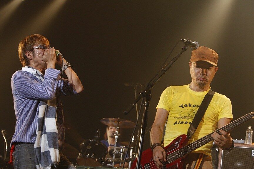 SPARKS GO GO Be Modern 切り抜き 295P 八熊慎一 左からABEDON、八熊慎一（SPARKS GO GO）（photo by KISEKI）。 [画像