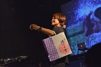 客席に福岡名菓「博多の女」を投げ込む深瀬智聖。