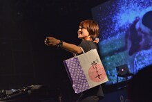 客席に福岡名菓「博多の女」を投げ込む深瀬智聖。