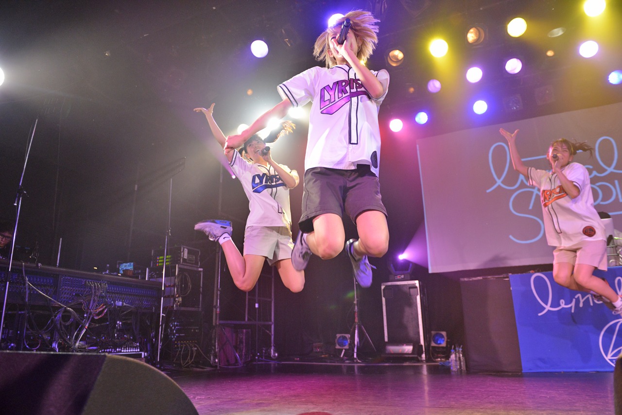 ジャンプするayaka、minan、mei（左から）。