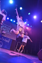 豪快にジャンプするyumi（中央）。