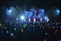 拳を高く突き上げるリリスクとヘッズ。