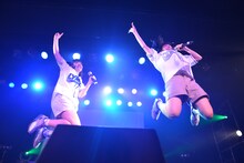 ジャンプするayaka（左）とyumi（右）。