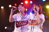 肩を組むmei（左）とami（右）。