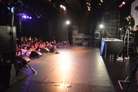 ヘッズと記念撮影するリリスク＆スタッフ。