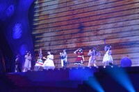 ベルトコンベアに乗って登場するエビ中。