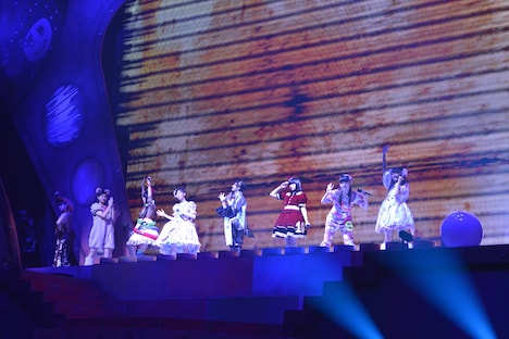 ベルトコンベアに乗って登場するエビ中。