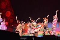 私立恵比寿中学 東西大学芸会2014「エビ中のおもちゃビッグガレージ」横浜アリーナ公演の様子。