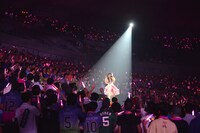 ソロ曲「キミに39」を歌う星名美怜。