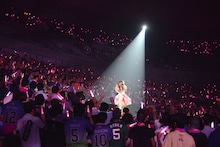 ソロ曲「キミに39」を歌う星名美怜。