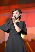 ソロ曲「ぐらりぐら想い」を披露する小林歌穂。