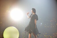 ソロ曲「ぐらりぐら想い」を披露する小林歌穂。