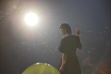 ソロ曲「ぐらりぐら想い」を歌う小林歌穂。