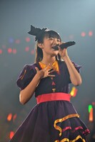 ソロ曲「Fantastic Baby Love」を歌う柏木ひなた。