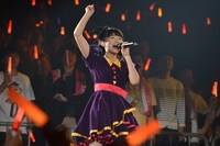 「私立恵比寿中学 東西大学芸会2014『エビ中のおもちゃビッグガレージ』」より、ソロ曲「Fantastic Baby Love」を歌う柏木ひなた。