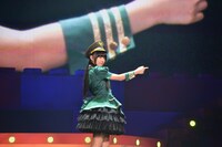 ソロ曲「ぁぃぁぃといく日本全国鉄道の旅」を披露する廣田あいか。