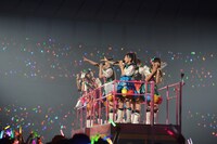 機関車に乗って移動するエビ中。