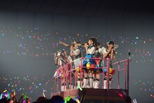 機関車に乗って移動するエビ中。