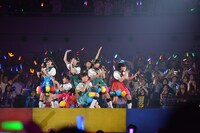 特設ステージで歌うエビ中。