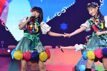 手をつなぐ柏木ひなた（左）と松野莉奈（右）。